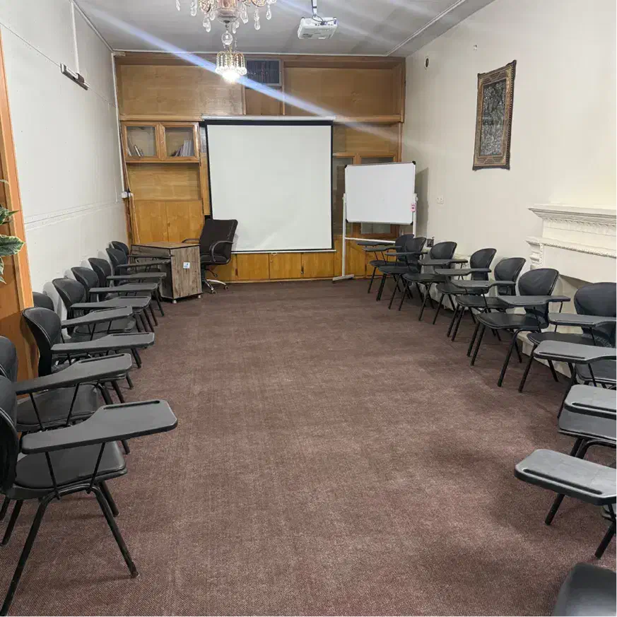 اجاره روزانه  سالن آموزشی ۵۰ متری در سعادت‌آباد|اجارهٔ کوتاه‌مدت دفتر کار و فضای آموزشی|اصفهان, سعادت‌آباد|دیوار