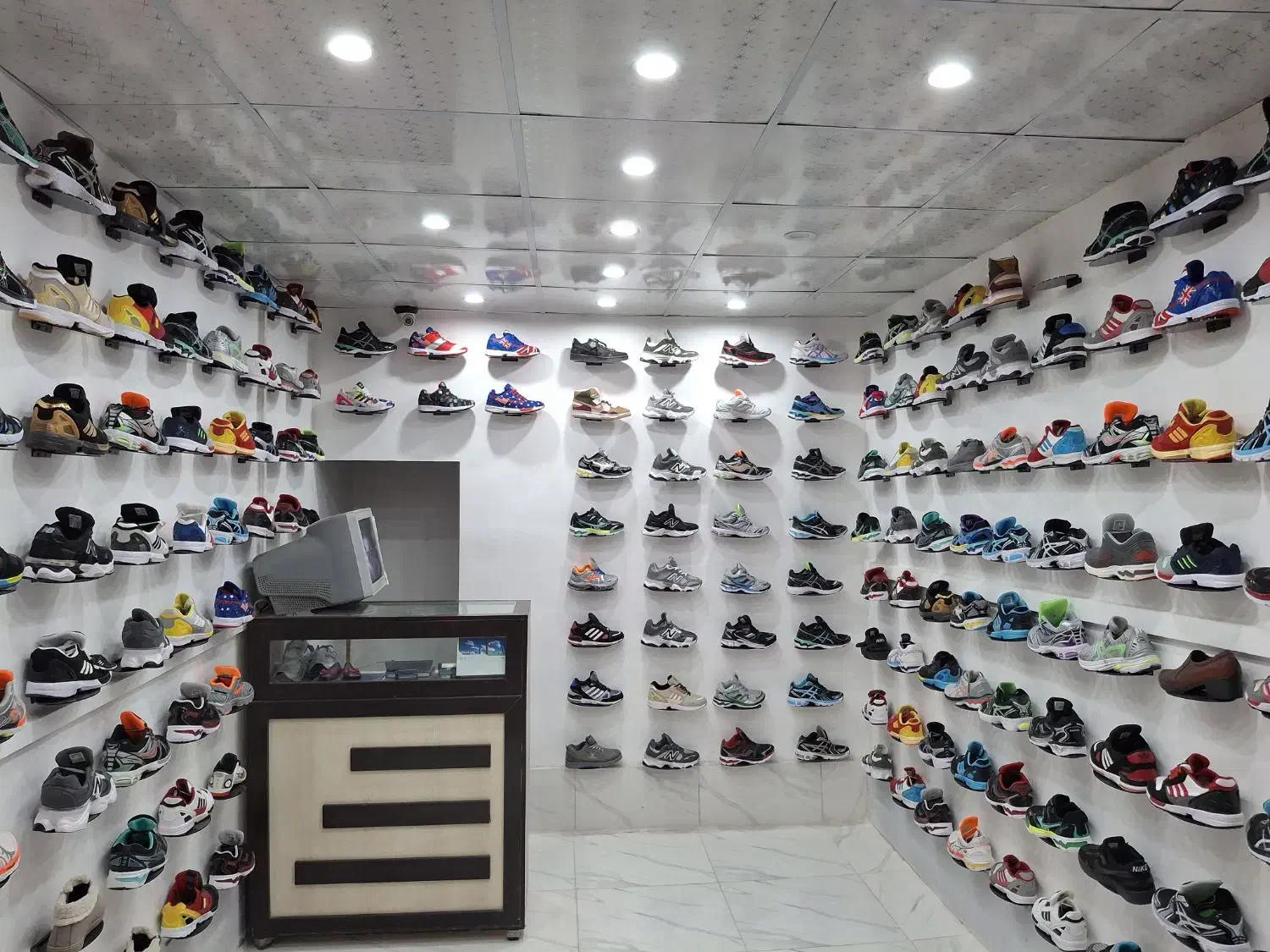 کافه کتونی موسیو 1|کیف، کفش، کمربند|اراک, |دیوار