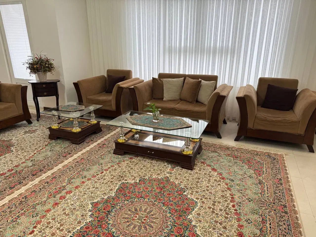 مبل راحتی۷ نفره و میز نهار خوری ۴ نفره و فرش|مبلمان خانگی و میز عسلی|علی‌آباد کتول, |دیوار