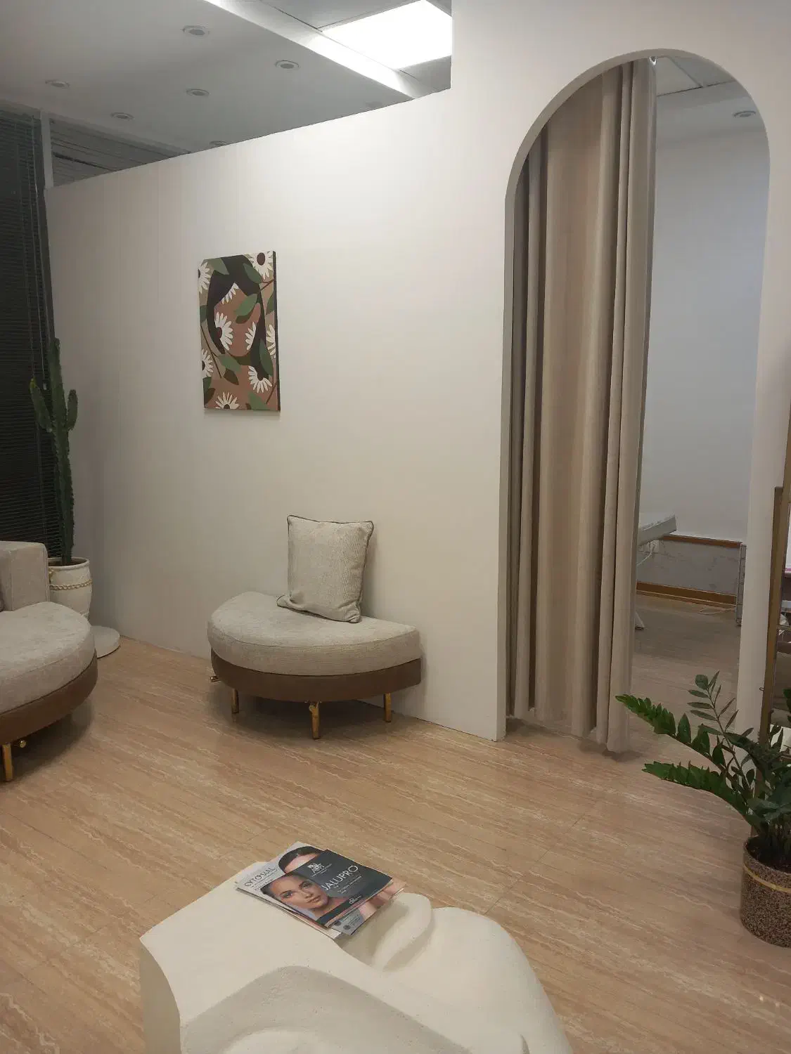 اجاره ۱ اطاق در مطب پزشک پوست ومو|اجارهٔ دفتر کار، اتاق اداری، مطب|کیش, |دیوار