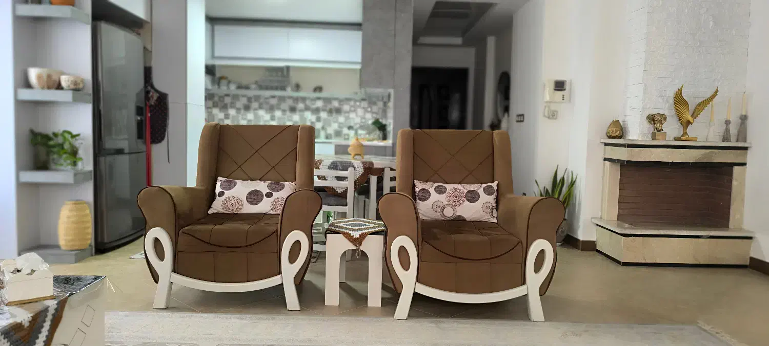 مبل به همراه جلو مبلی و سه عدد میز عسلی در حد نو|مبلمان خانگی و میز عسلی|نوشهر, |دیوار