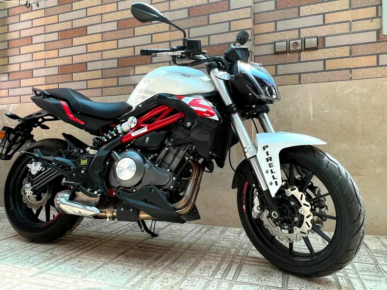 فروش بنلی ۳۰۰(دوسیلندر) سفید مدل ۱۴۰۱|موتورسیکلت|شهرضا, |دیوار