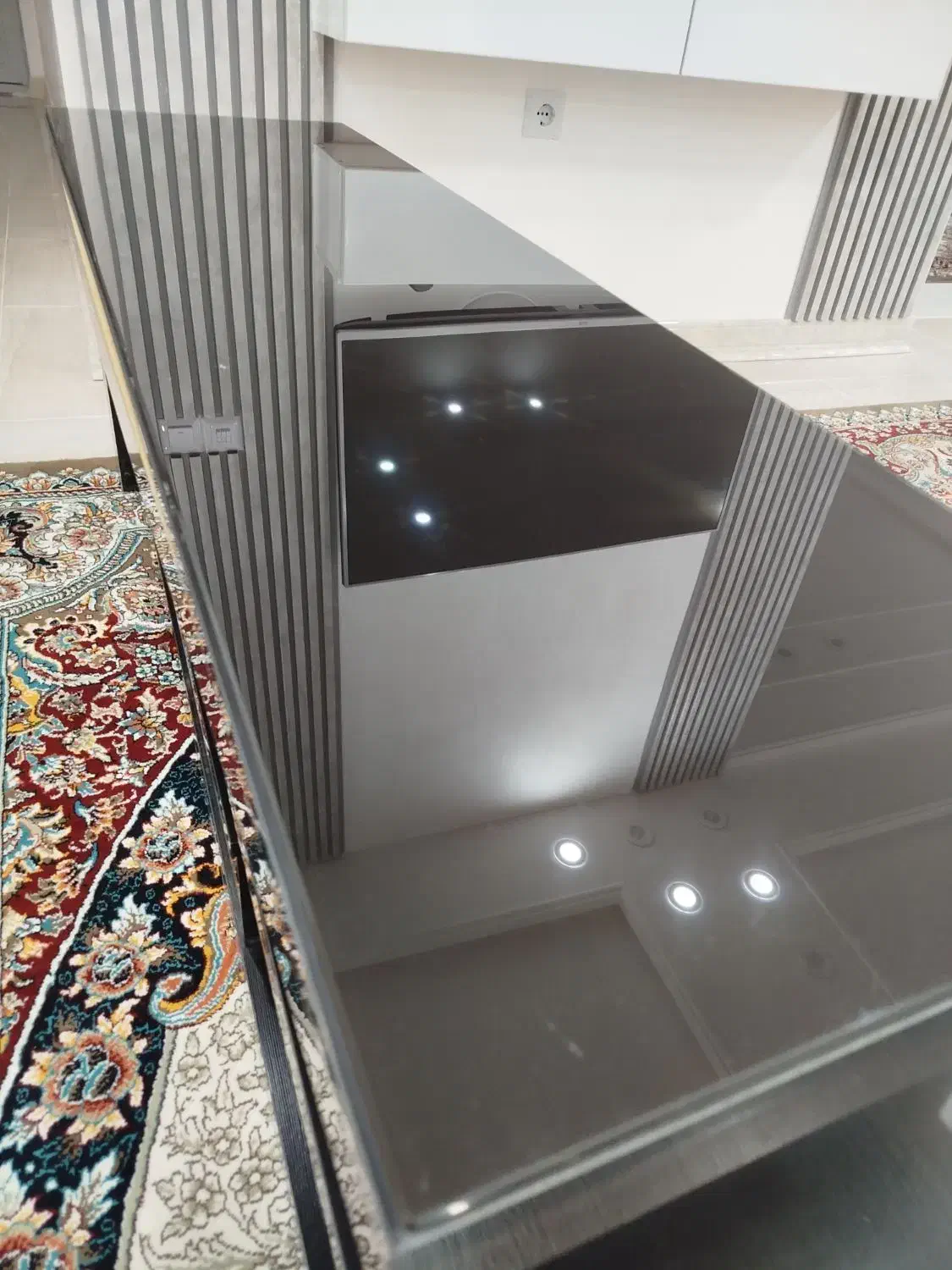 میز تلویزیون بسیار تمیز در حد نو|میز تلویزیون|ایلام, |دیوار