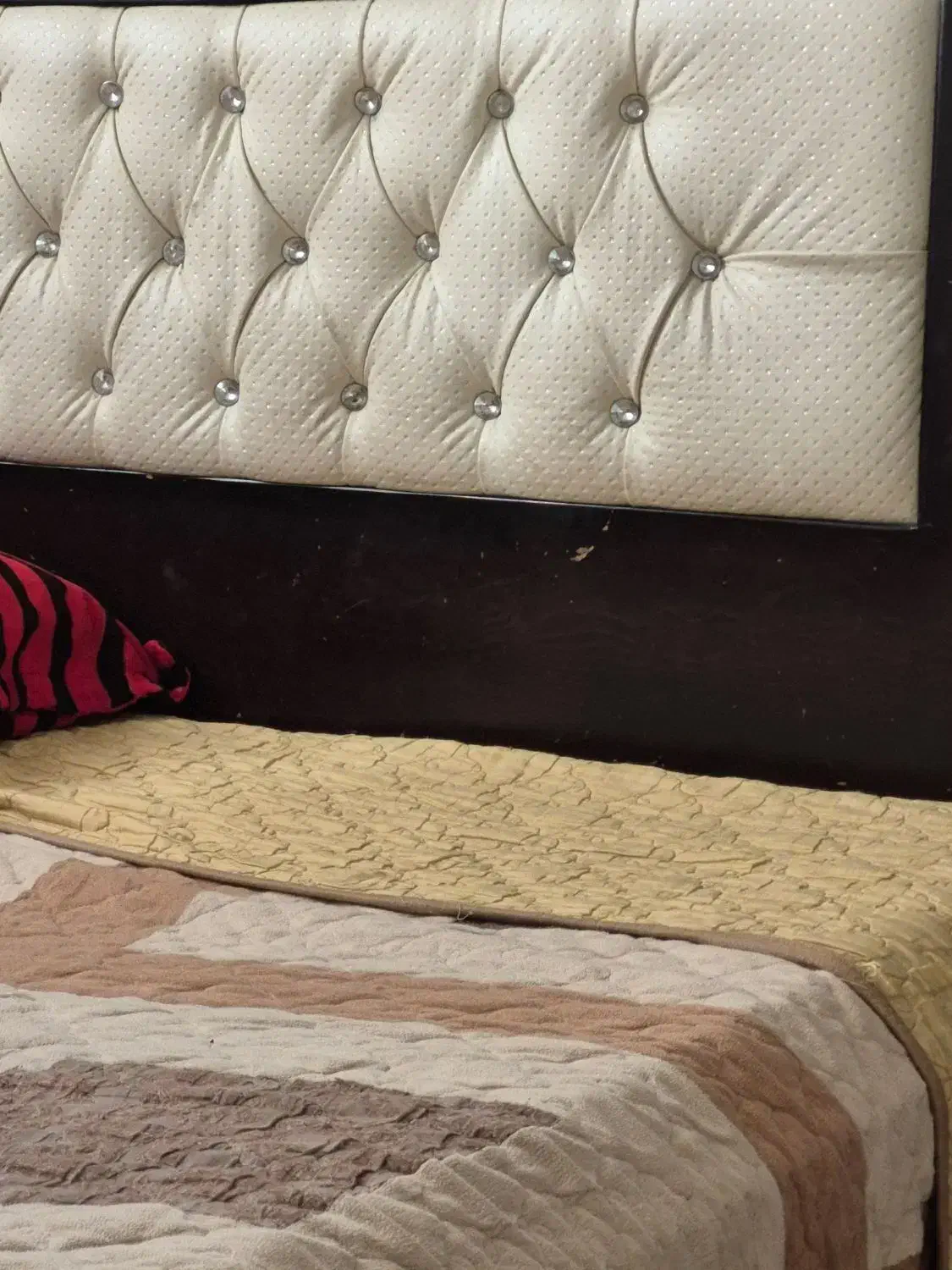 تخت دو نفره همراه دراور اینه با تشک ۵ تومن|تخت و سرویس خواب|ری, علایین|دیوار