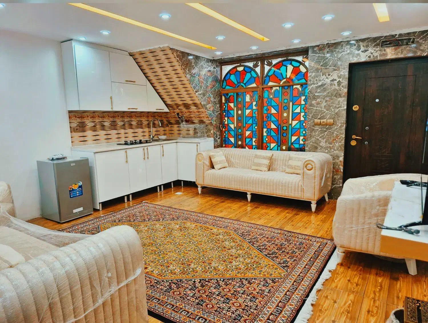 اجاره منزل مبله|اجارهٔ کوتاه‌مدت آپارتمان و سوئیت|شیراز, شاهچراغ|دیوار