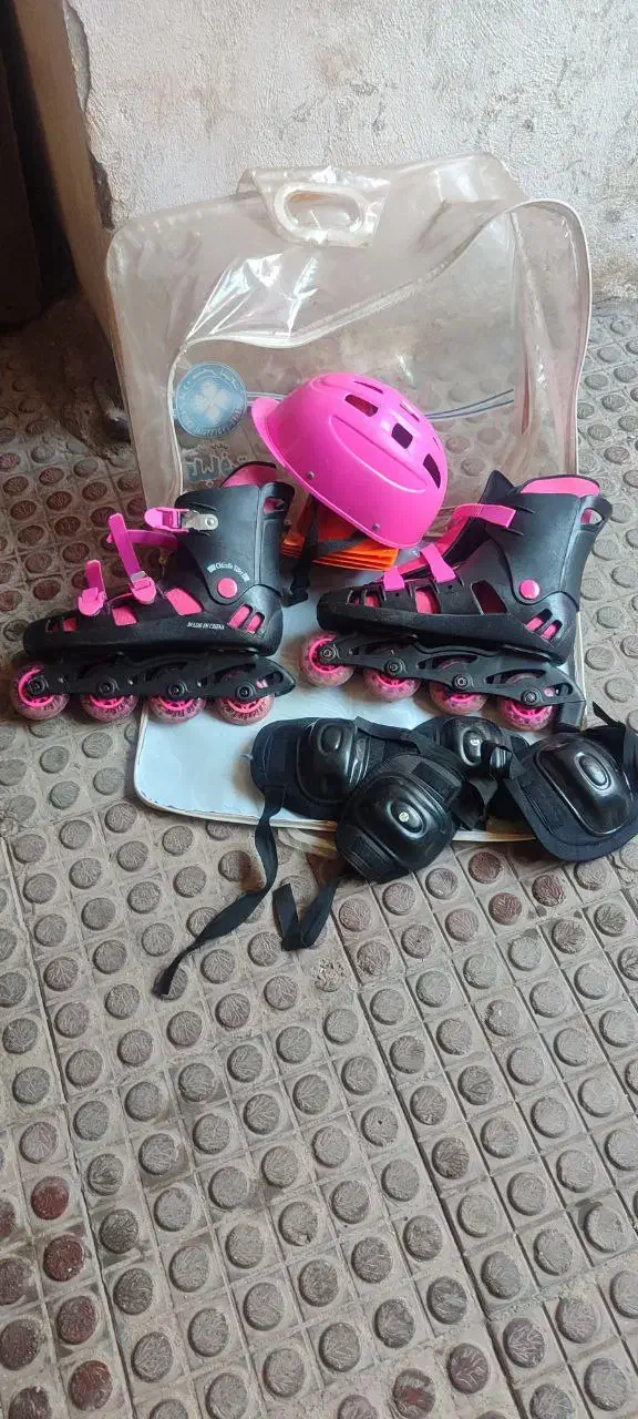 اسکیت با کلاه ایمنی و زانوبند و مانع و آرنج|دوچرخه، اسکیت، اسکوتر|رشت, نظری|دیوار