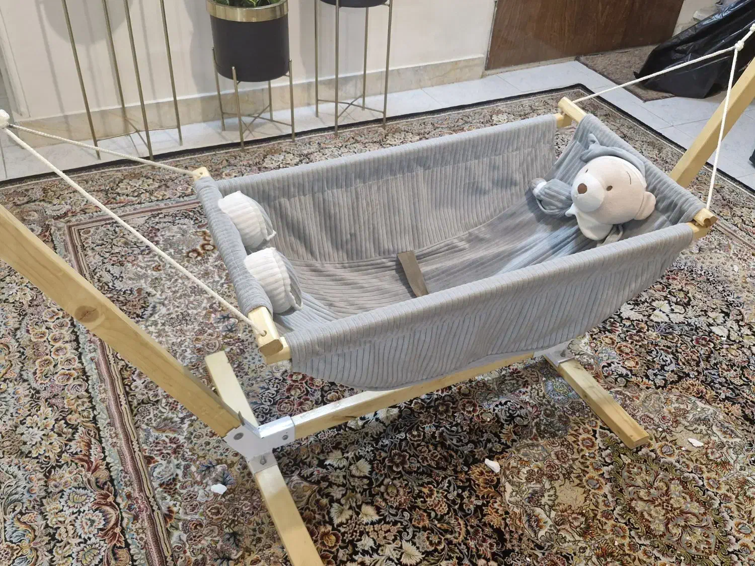 گهواره ننو|تخت و سرویس خواب|ری, شهادت|دیوار