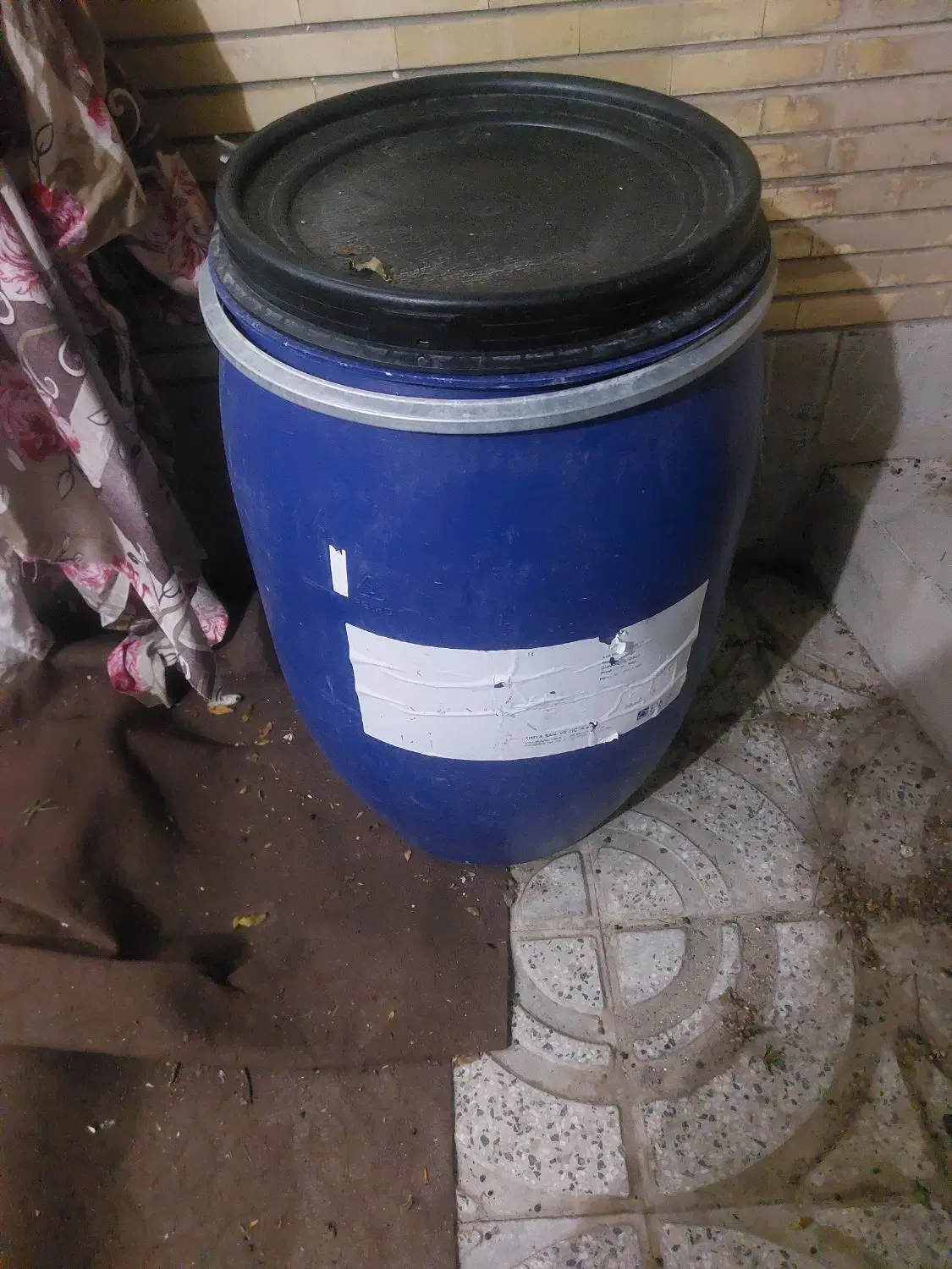 دبه|ظروف نگهدارنده، پلاستیکی، یک‌بارمصرف|مبارکه, |دیوار