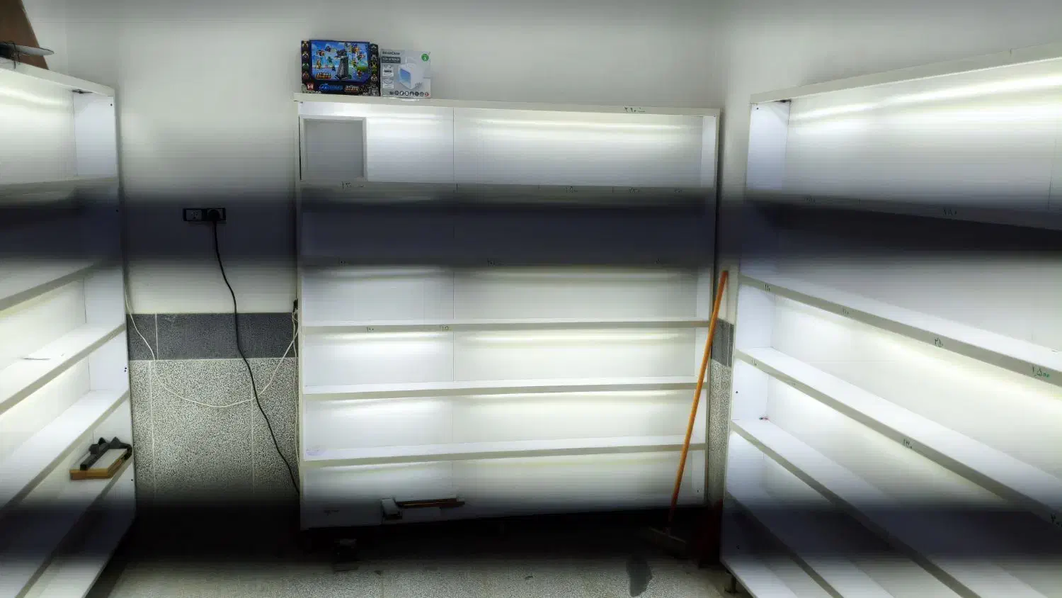 3 عدد ویترین مغازه با نورپردازی مخصوص کتونی|فروشگاه و مغازه|مهاباد (آذربایجان غربی), |دیوار