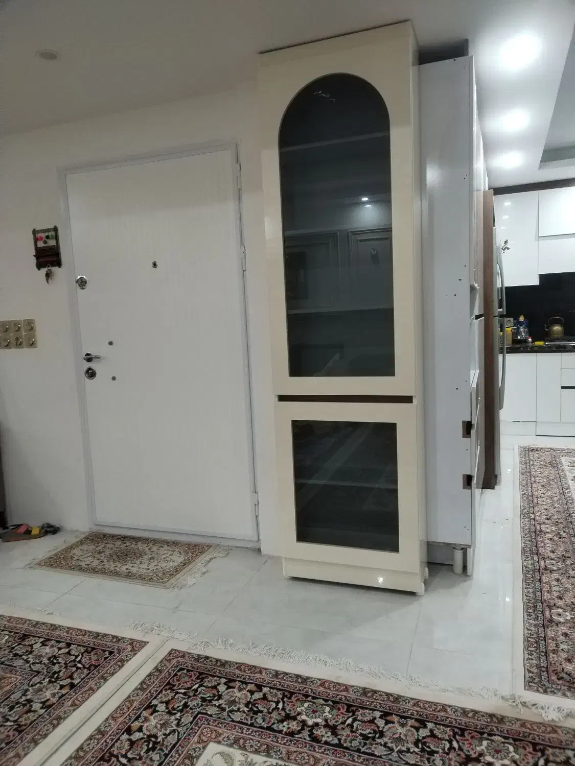 بوفه یا ویترین هایگلاس شاین  نو با شیشه های رنگی|بوفه، ویترین، کنسول|سبزوار, امیر کبیر|دیوار