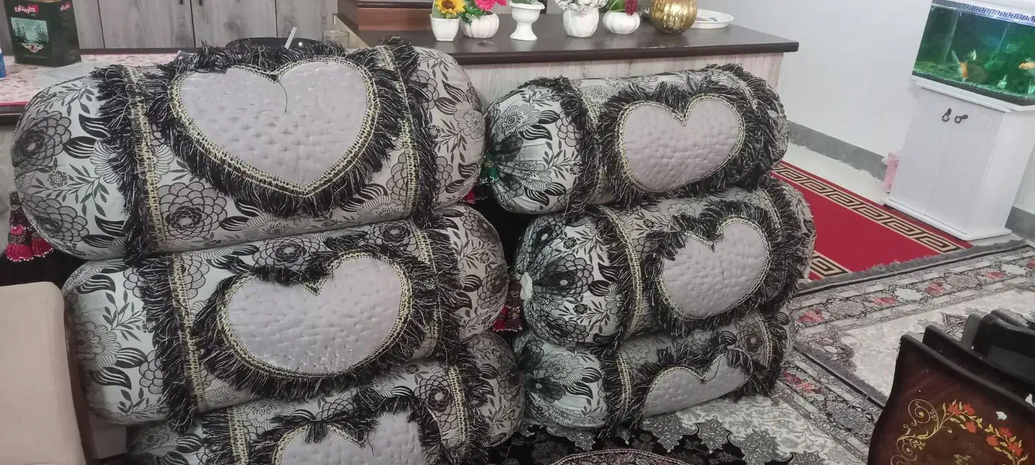۶ عدد بالشت لوله ایی سالم|رختخواب، بالش، پتو|زاهدان, |دیوار