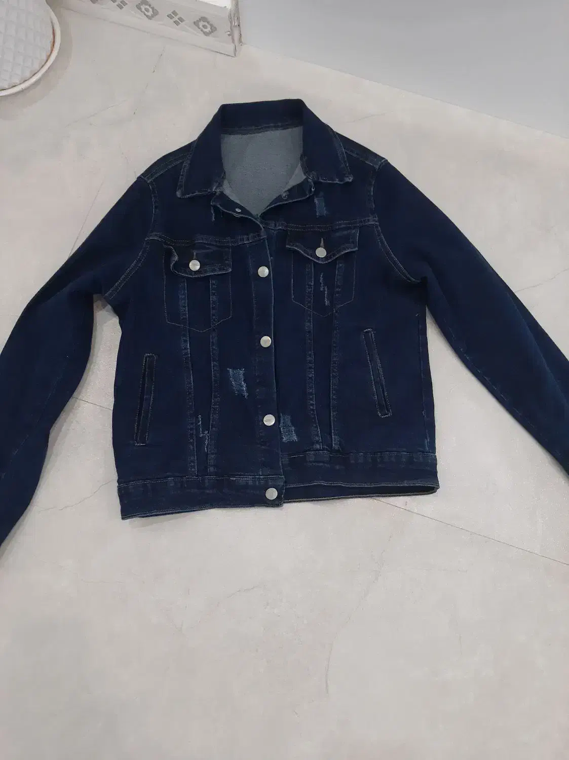 کت لی|لباس|رشت, گلباغ نماز|دیوار