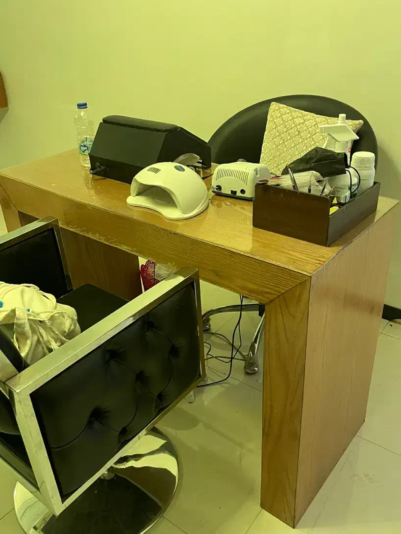 آیینه کنسول تخت میز ناخن سرشور صندلی میکاپ|آرایشگاه و سالنهای زیبایی|قائمشهر, |دیوار