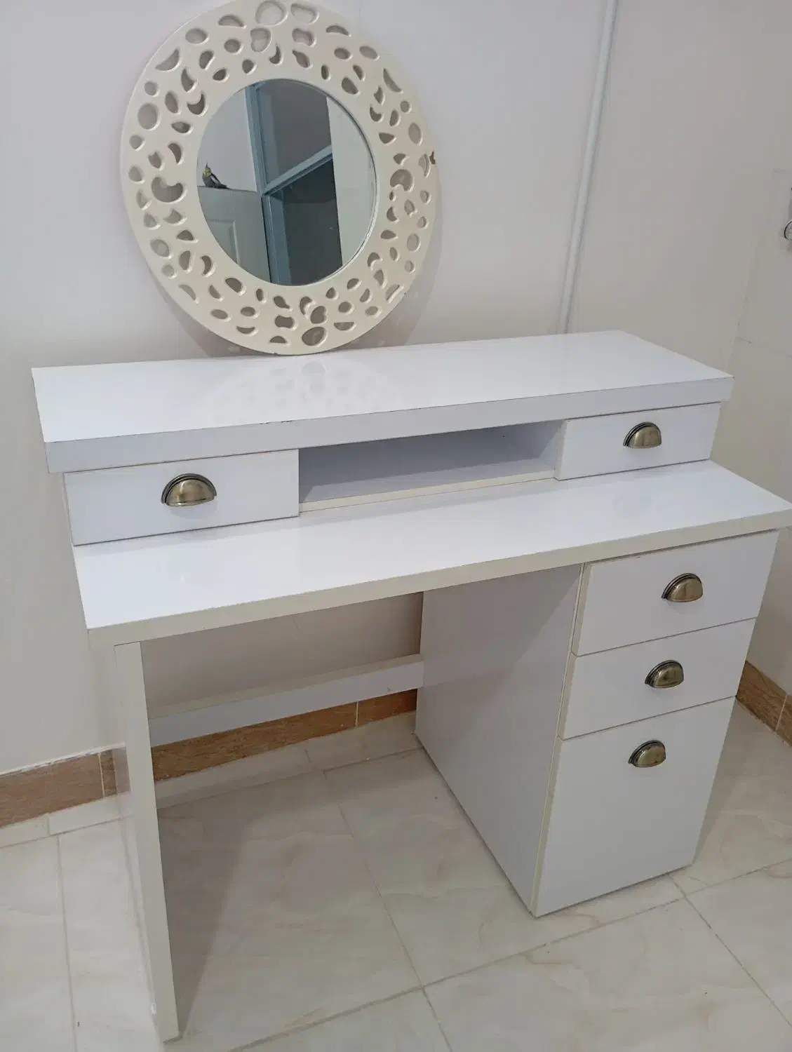 میز آرایش سالم درحد نو|مبلمان خانگی و میز عسلی|کاشمر, |دیوار