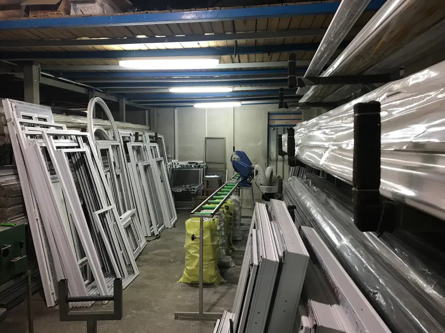 کارگر در و پنجره دوجداره|استخدام معماری، عمران و ساختمانی|رشت, شهرک احمد خمینی|دیوار