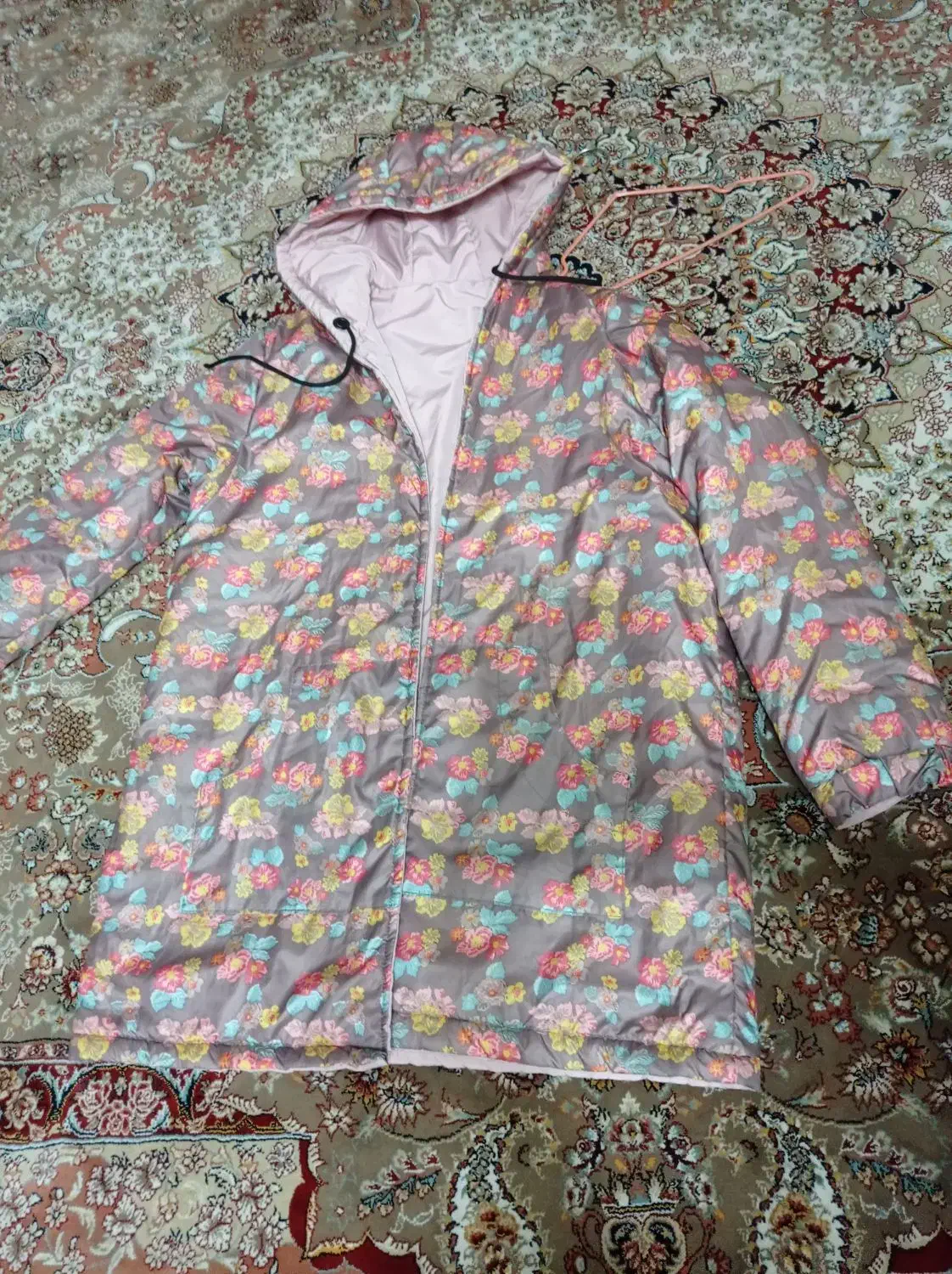 کاپشن|لباس|کرج, بنیاد|دیوار