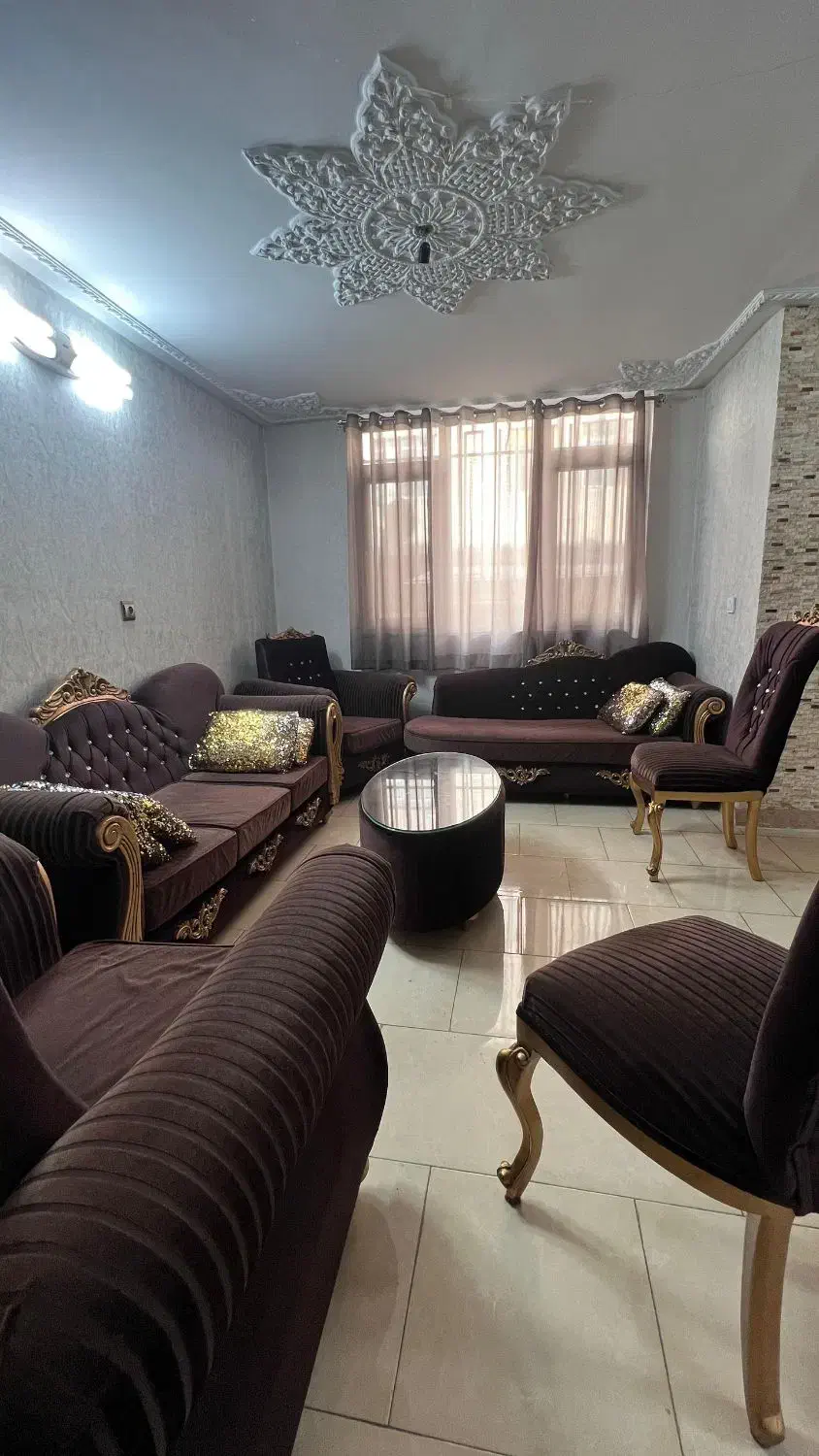 مبل همراه میز جلو مبلی + میز ناهارخوری (دولت آباد)|مبلمان خانگی و میز عسلی|ری, دولت‌آباد|دیوار