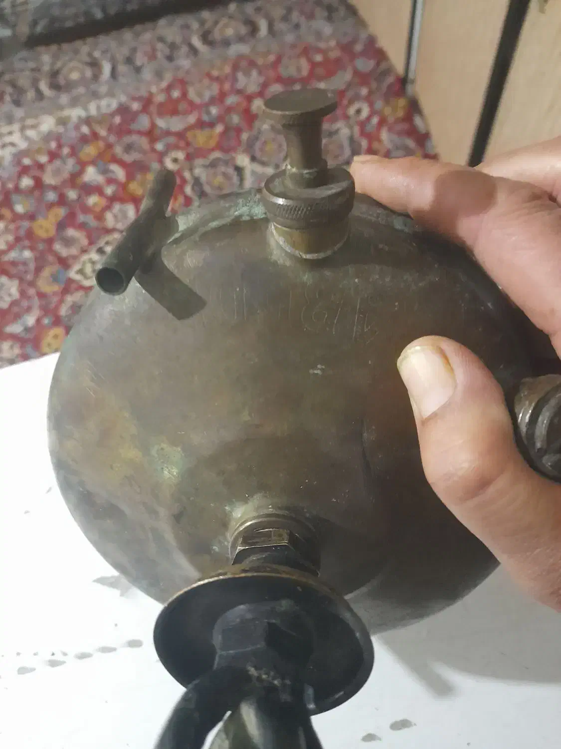 یک چراغ قدیمی و عتیقه ویک دندان|کلکسیون اشیاء عتیقه|تهران, چیتگر جنوبی|دیوار