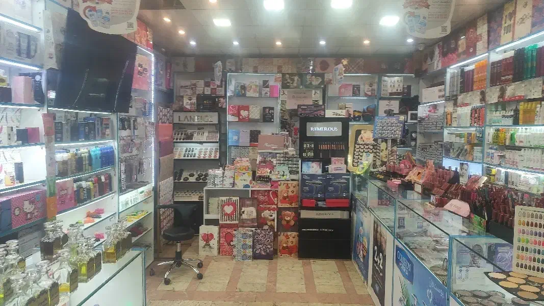 دکور ایستاده و کانتر  در حد نو|فروشگاه و مغازه|قم, زاویه|دیوار