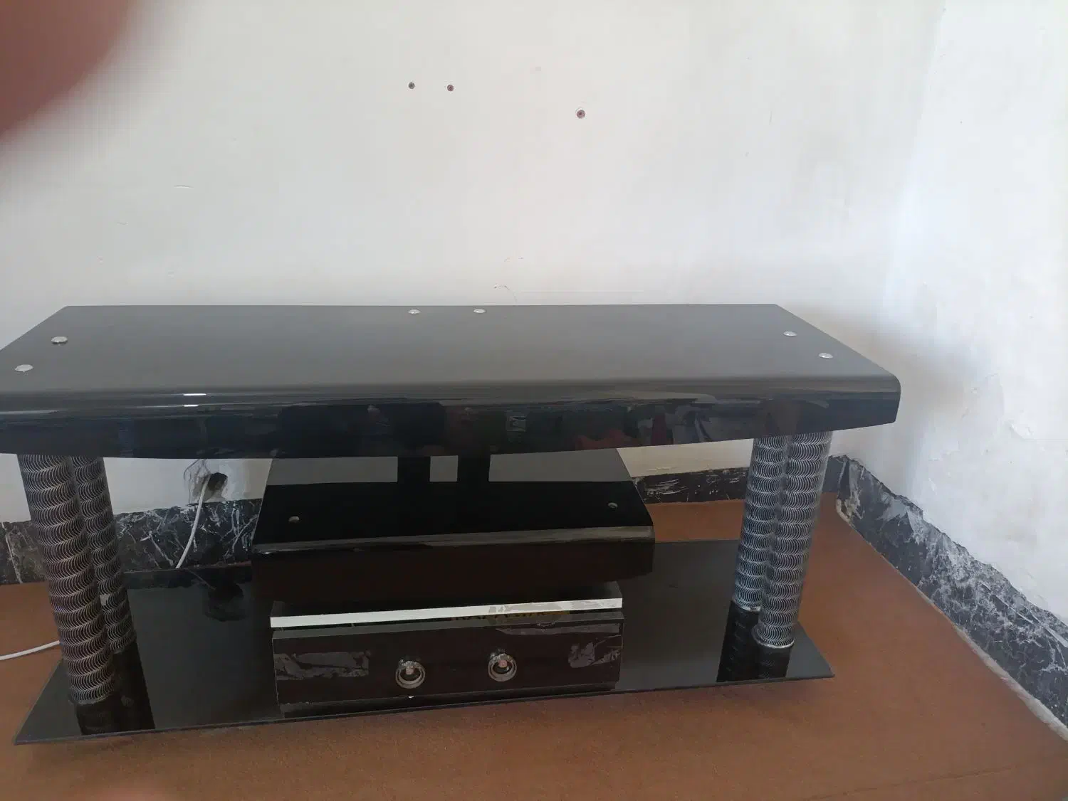 فروش زیر تلویزیونی بسیار تمیز|میز تلویزیون|خنج, |دیوار