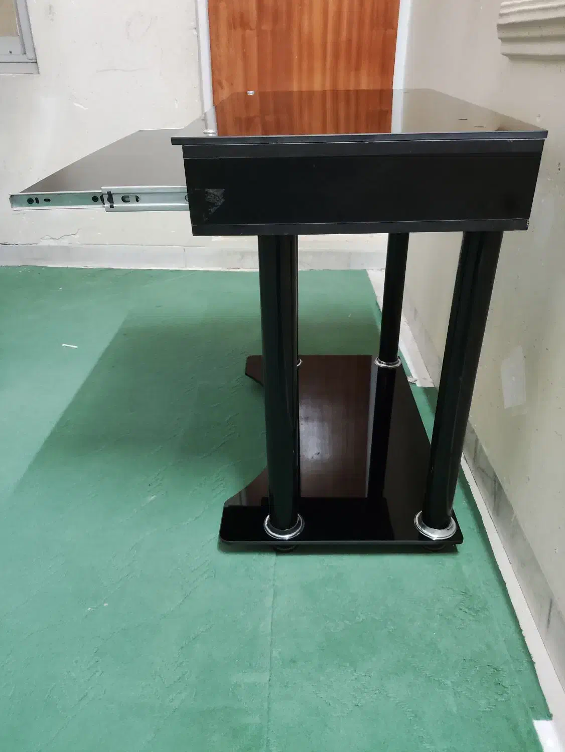 میز کامپیوتر شیشه ای مشکی|میز تحریر و کامپیوتر|یزد, |دیوار