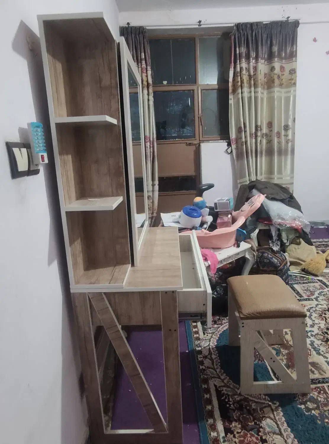 میز آرایش وصندلی|آرایشگاه و سالن‌های زیبایی|زاهدان, |دیوار