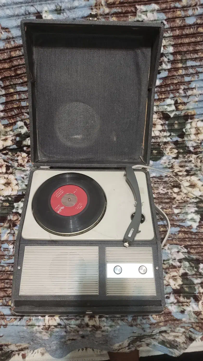 یک دستگاه گرامافون قدیمی|کلکسیون اشیاء عتیقه|چادگان, |دیوار