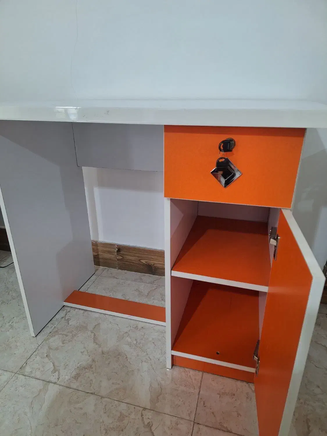 میزتحریر|میز تحریر و کامپیوتر|کومله, |دیوار