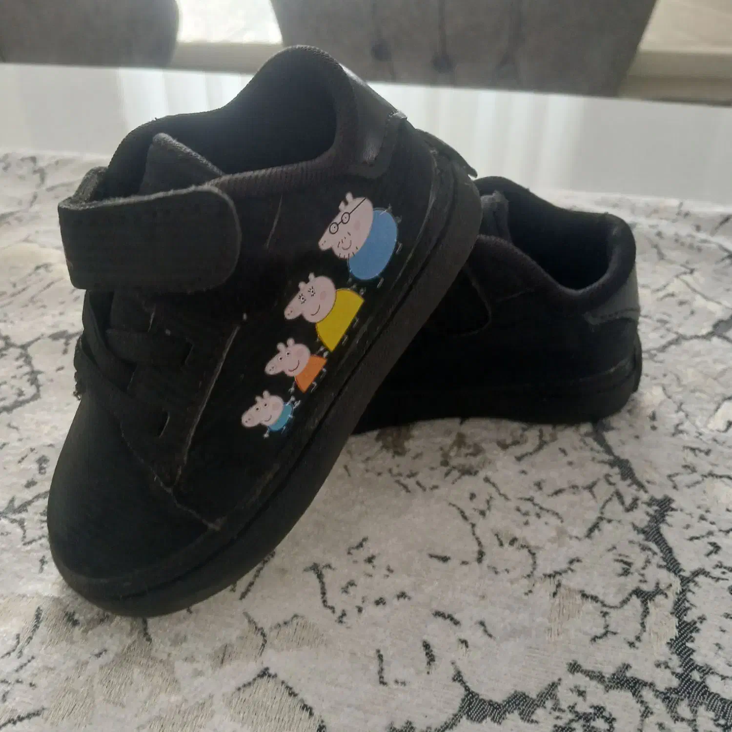 کتانی بچگانه|کفش و لباس بچه|سنگر, |دیوار