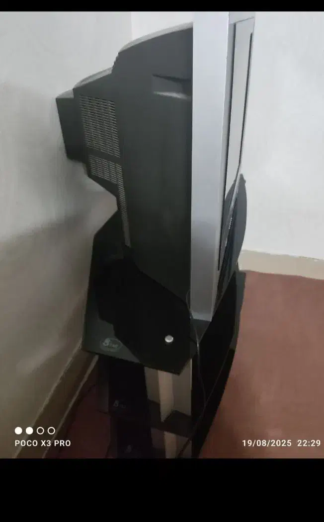 تلوزیون 29اینچ اصل کره ال جی همراه با میز|تلویزیون و پروژکتور|زنجان, |دیوار