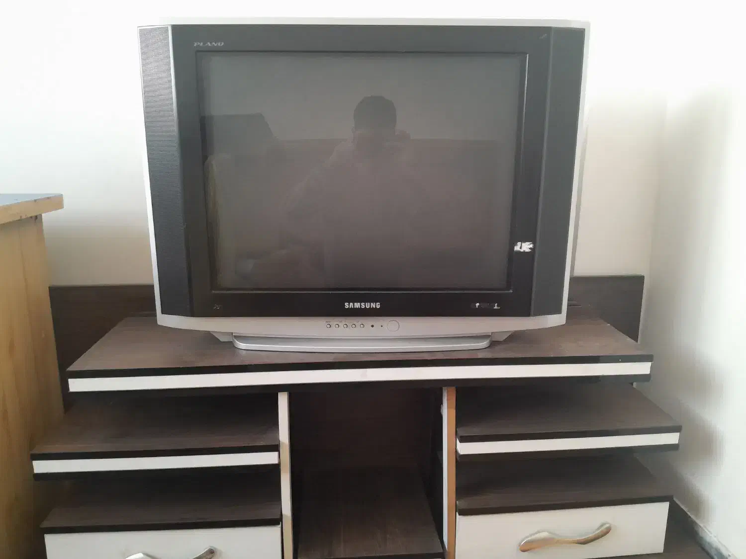 تلویزیون ۲۹ اینچ با میز تلویزیون|تلویزیون و پروژکتور|لنگرود, |دیوار