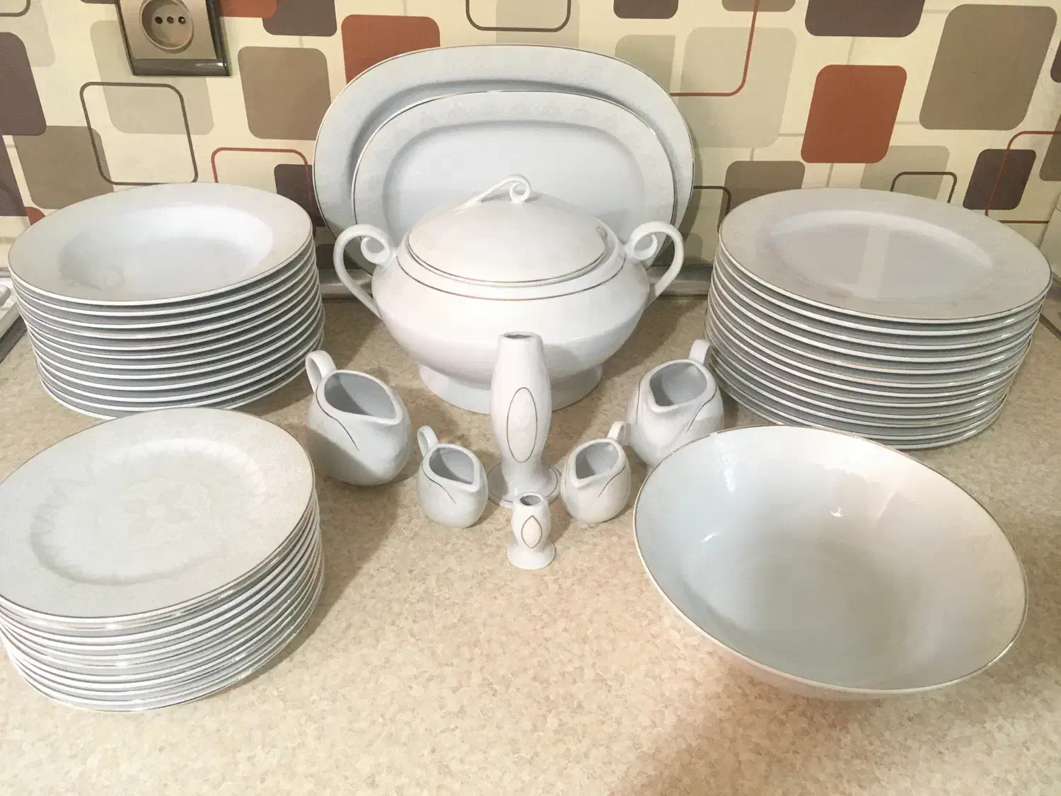 سرویس چینی ۱۲نفره مقصود نو|ظروف سرو و پذیرایی|ساوه, |دیوار