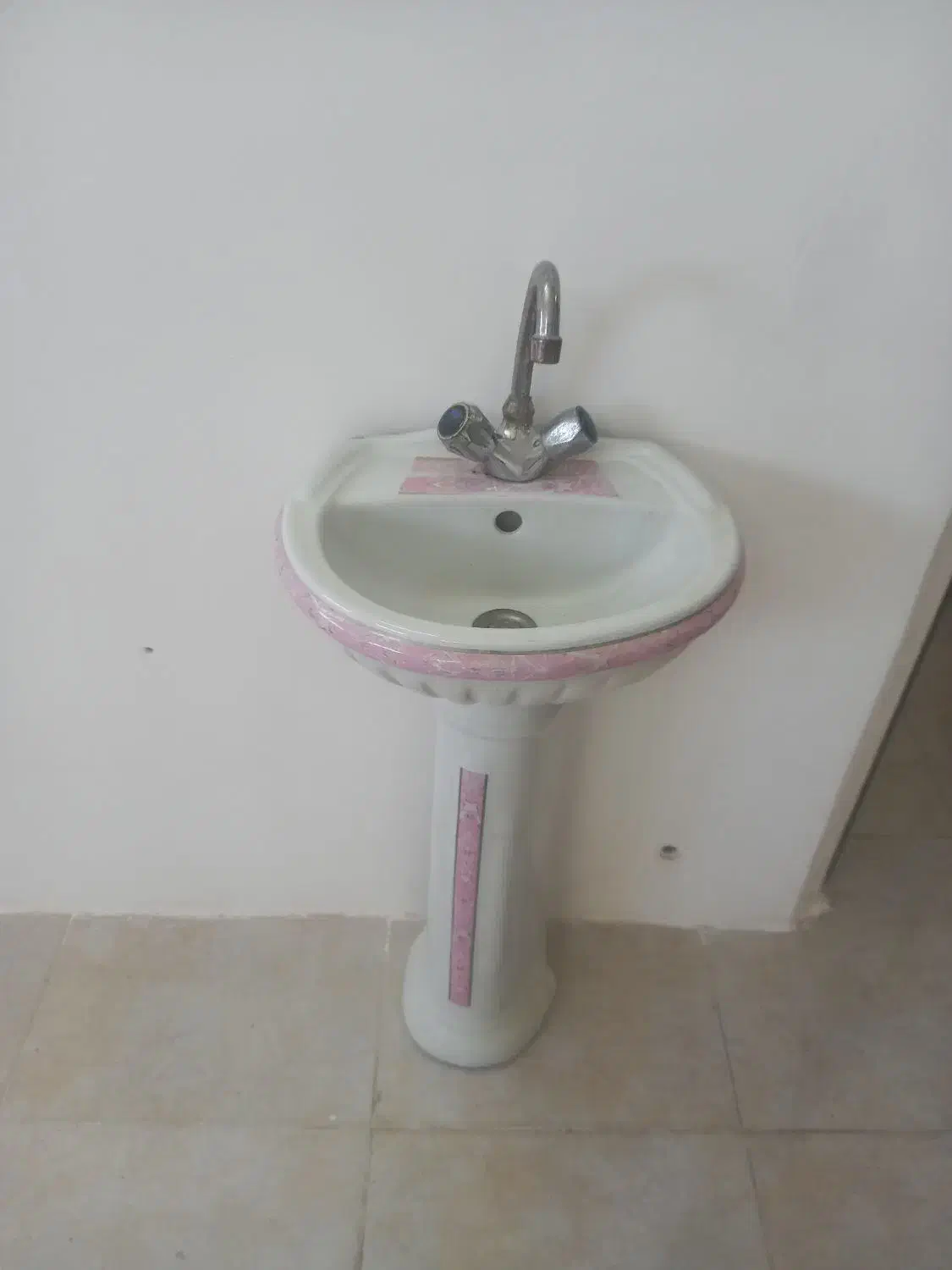 روشویی چینی همراه با شیر سالم به فروش می‌رسد.|لوازم سرویس بهداشتی|مراغه, |دیوار