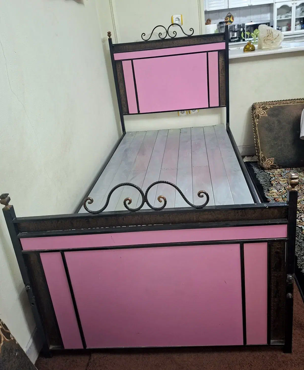 تخت چوب فلز فرفوژه دار|تخت و سرویس خواب|شیراز, بریجستون|دیوار