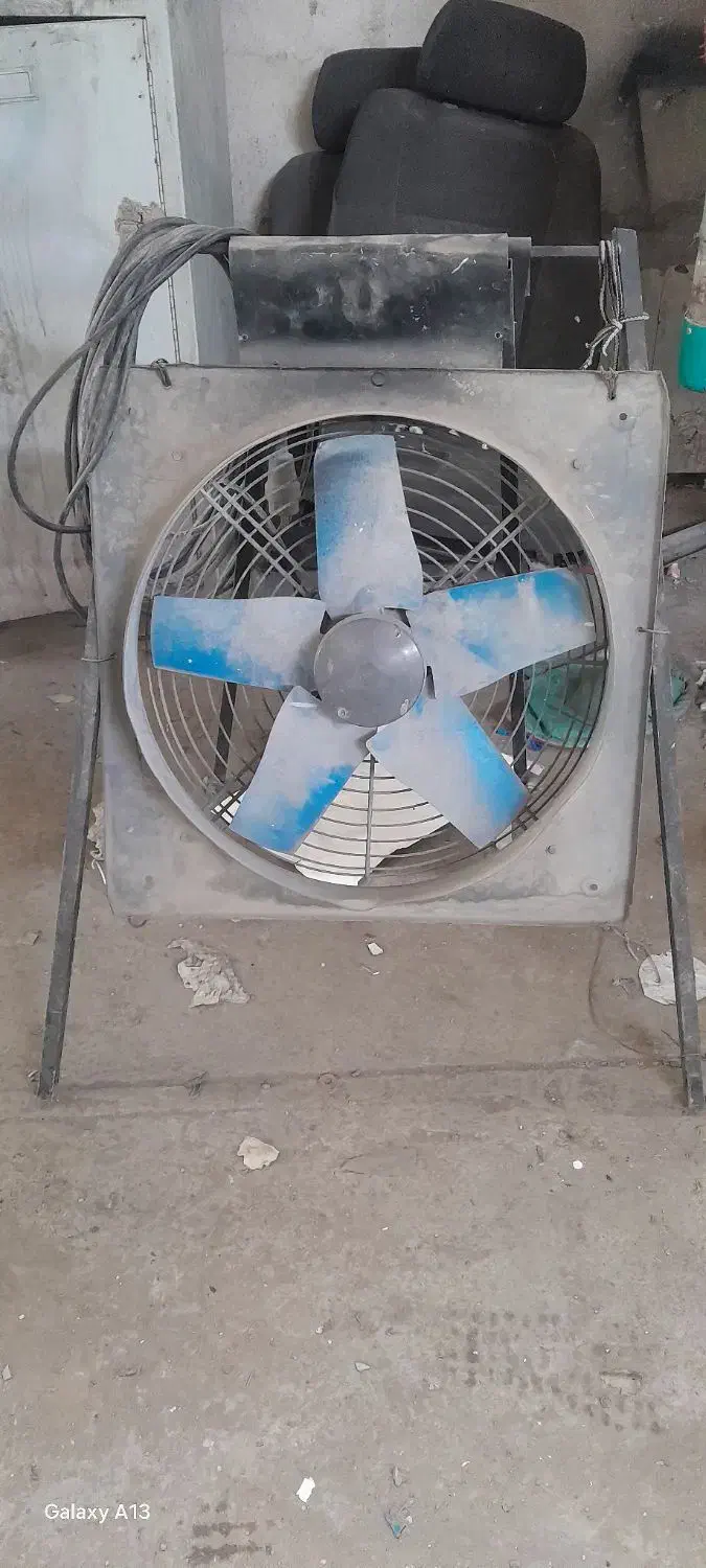 هواکش درحد نو با پایه فلزی ایستاده|پنکه و تصفیه‌کنندهٔ هوا|یزد, |دیوار