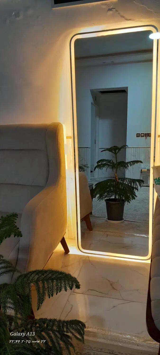 آینه|آینه|ملک‌آباد, |دیوار