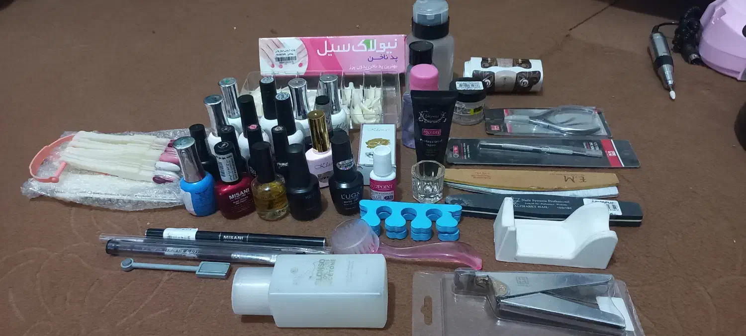 لوازم کاشت ناخن|آرایشگاه و سالن‌های زیبایی|چوبر, |دیوار