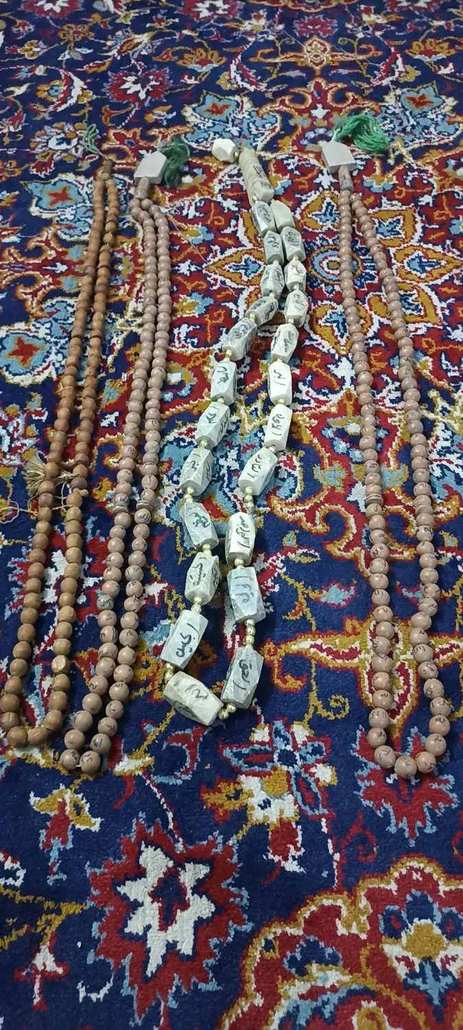 چهار عدد تسبیح و دو تابلو ونیکاد و چهار قل|کلکسیون اشیاء عتیقه|اندیشه, اندیشه فاز ۳|دیوار