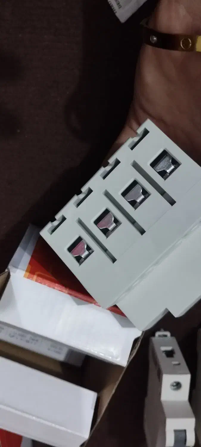 پریز برق کلید چراغ ها و محافظ سه فاز و چراغ|لامپ و چراغ|سلماس, |دیوار