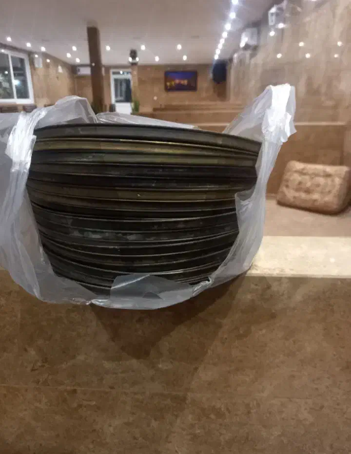 سینی برنجی قدیمی|کلکسیون اشیاء عتیقه|قیامدشت - خاورشهر, |دیوار