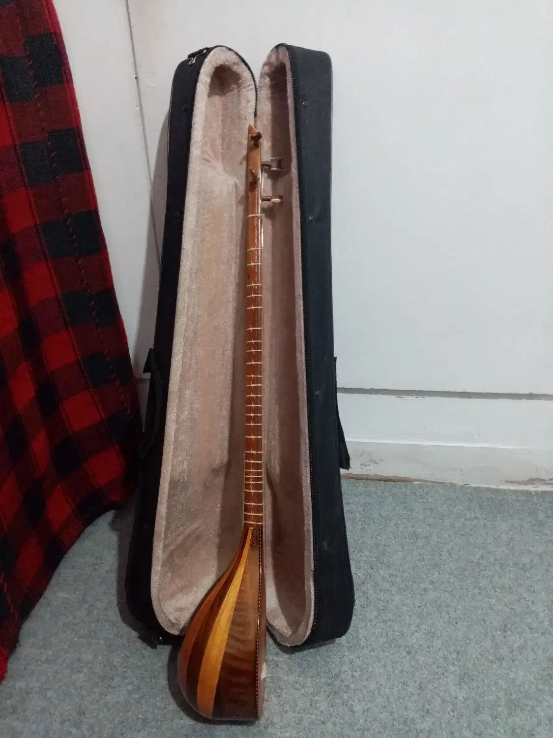 ساز سه تا مهر بختیاری|سازهای سنتی|اندیشه, اندیشه فاز ۱|دیوار