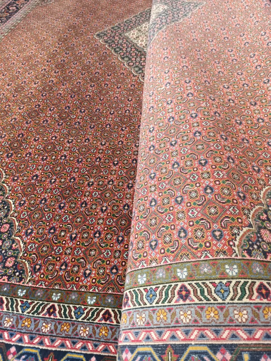 جفت فرش دستباف ۱۲متری ریز ماهی مسی پرویزیان در حد|فرش|اردبیل, |دیوار