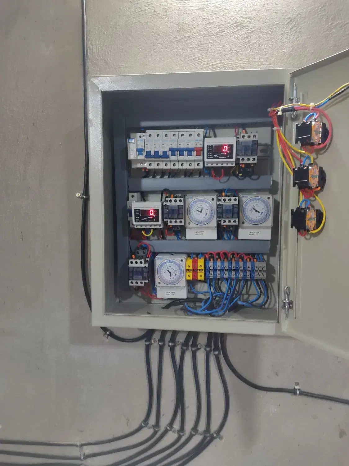 برقکار. برقکار.ساختمانی. صنعتی .سیم کش|خدمات پیشه و مهارت|بجنورد, |دیوار