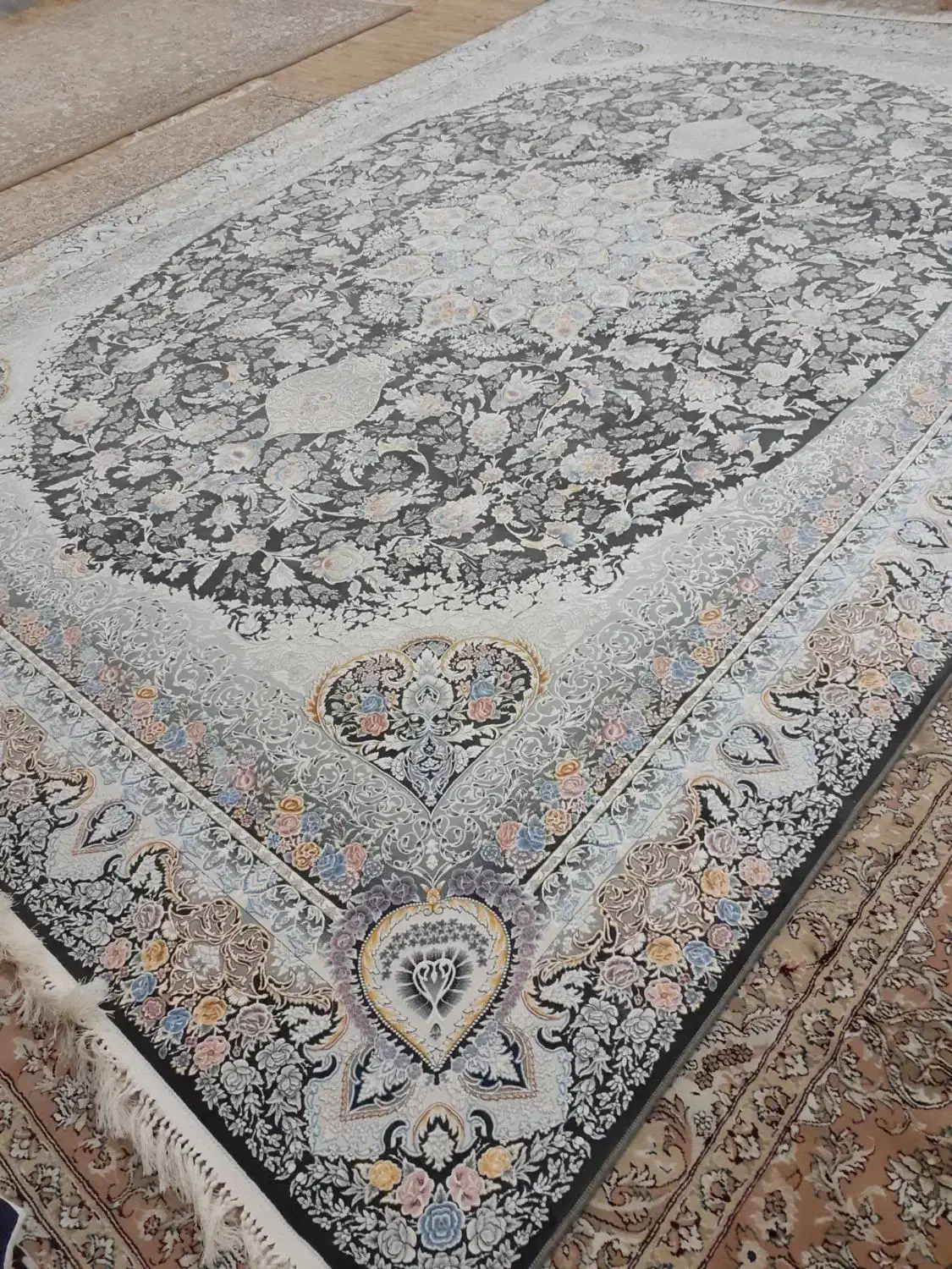 فرش۱۲متری طرح برجسته درحد نو ۱۲۰۰شانه نقره ای مشکی|فرش|سردرود, |دیوار