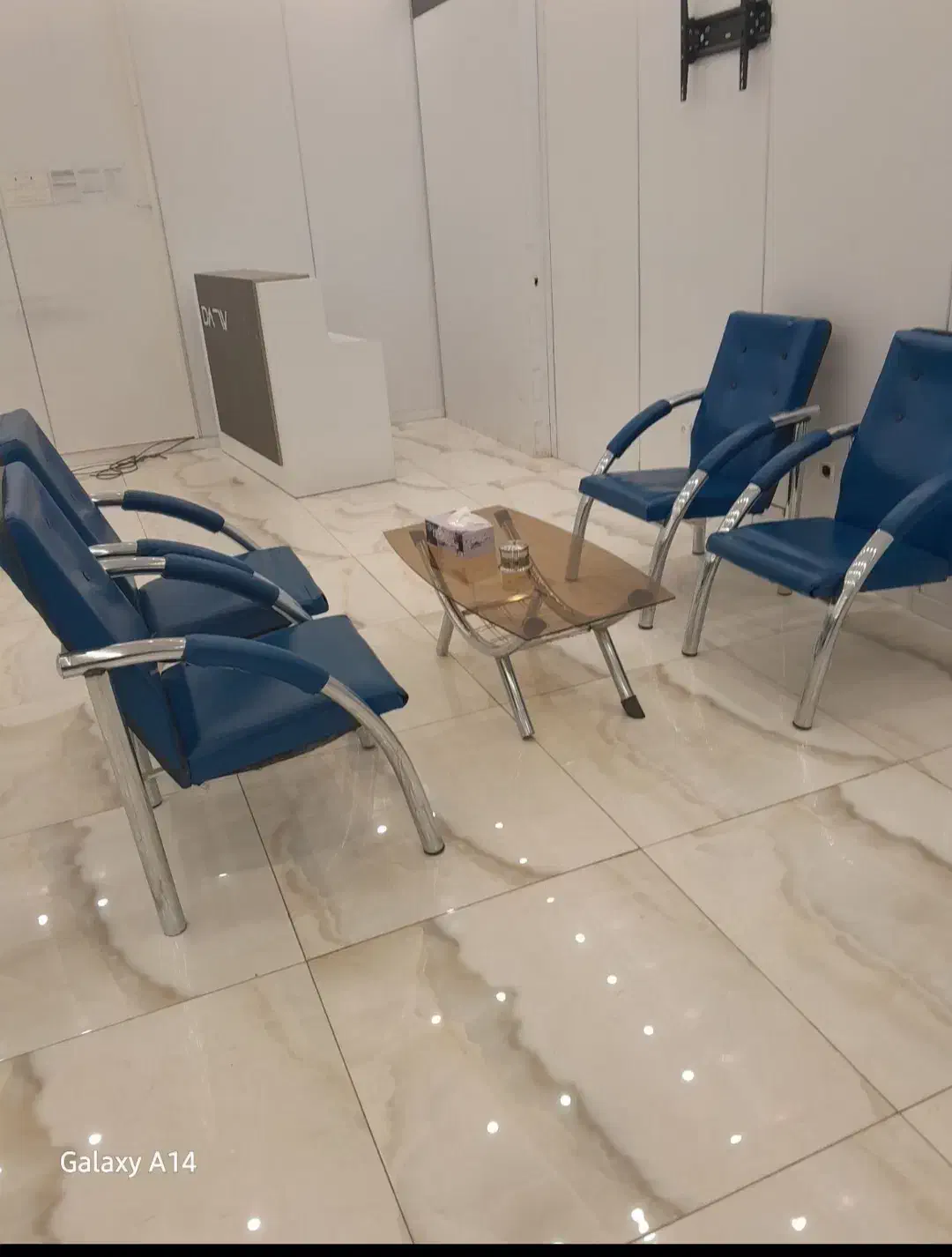 فروش ۴ عدد صندلی اداری با یک میز شیشه ای|مبلمان اداری|اهر, |دیوار