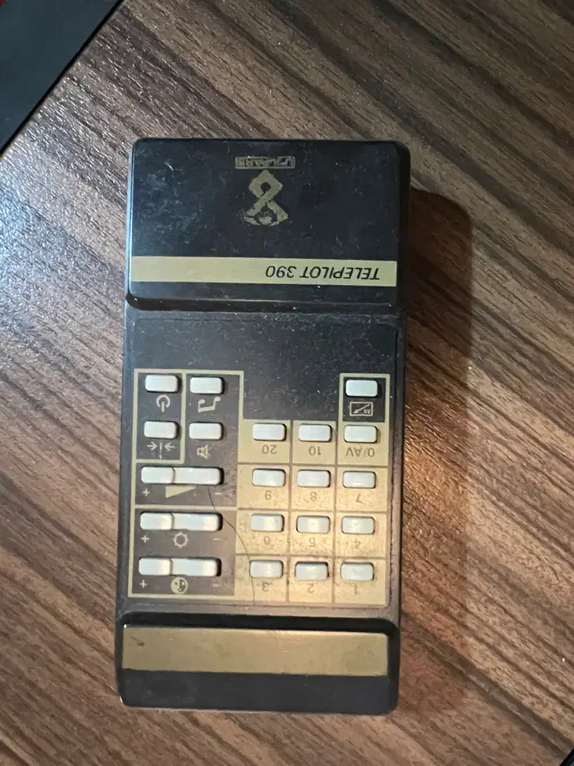 تلویزیون رنگی آنتیک سالم|کلکسیون اشیاء عتیقه|مشهد, کوثر|دیوار