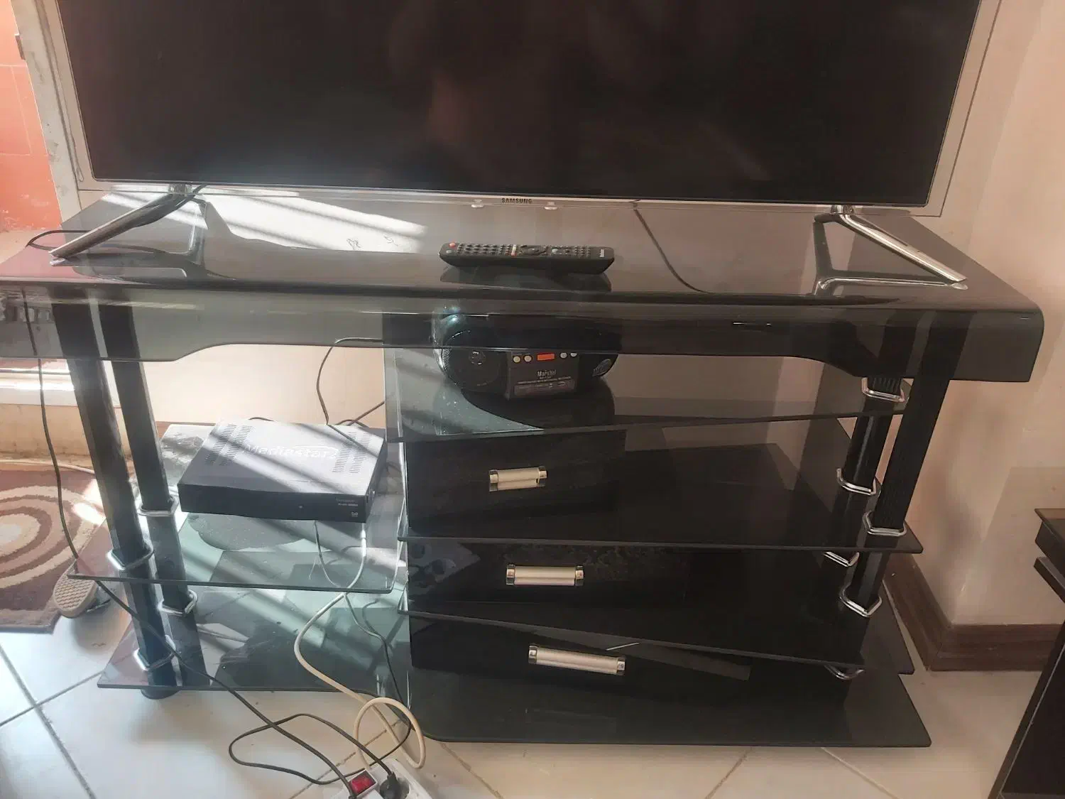 میز تلوزیون شیشه ای ۳تا کشو چوبی در حد نو|میز تلویزیون|فولادشهر, مسکن مهر فولادشهر|دیوار