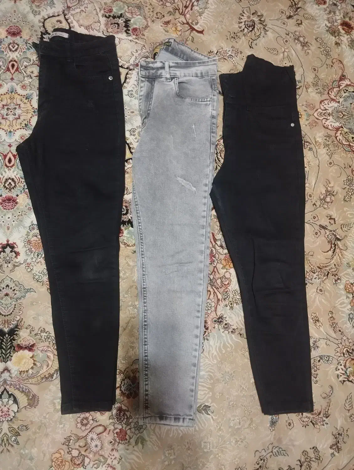 تعدادی لباس|لباس|قرچک, پویینک|دیوار