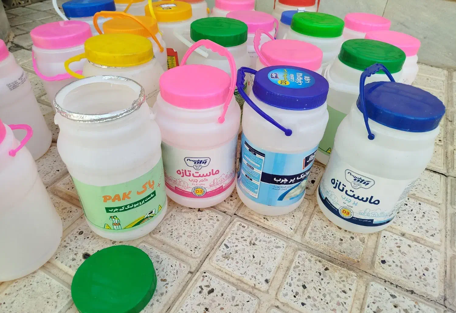 دبه خالی ماست|ظروف نگهدارنده، پلاستیکی، یک‌بارمصرف|سمنان, |دیوار