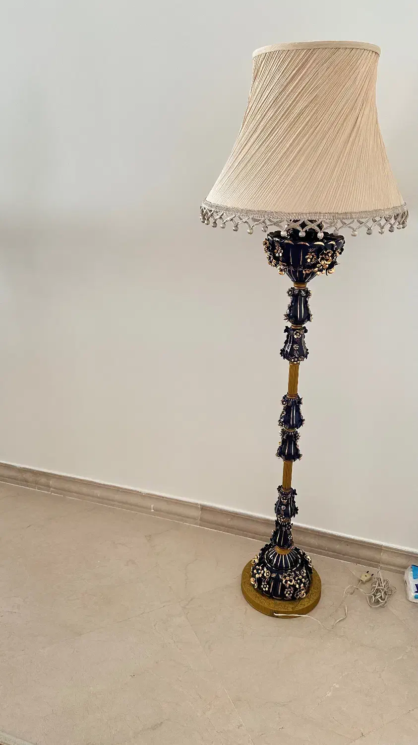 آباژور و شمعدان کنار سالنی آنتیک|چراغ خواب و آباژور|تهران, نیروی هوایی (پیروزی)|دیوار